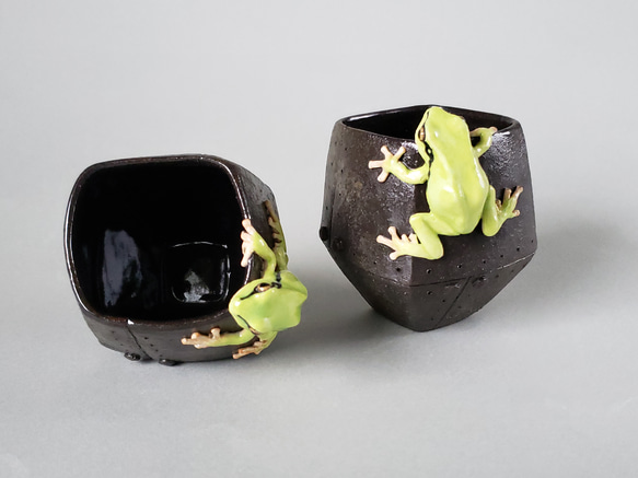 アマガエルと鉄の様なぐい呑み(陶器) 2枚目の画像