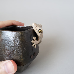 ヤモリと鉄の様なぐい呑み(陶器) 2枚目の画像