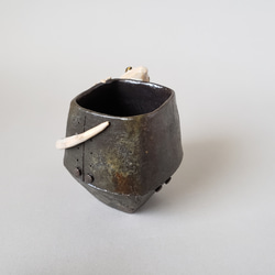 ヤモリと鉄の様なぐい呑み(陶器) 4枚目の画像