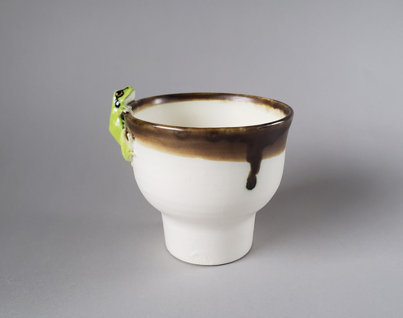 アマガエルのカップ(白) 3枚目の画像