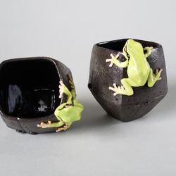アマガエルと鉄の様なぐい呑み(陶器) 2枚目の画像
