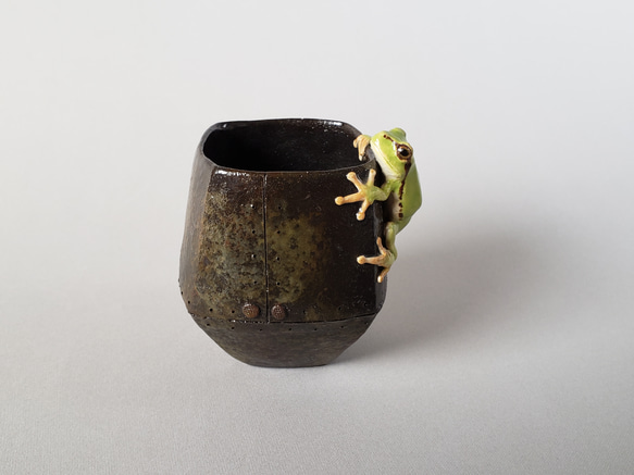 アマガエルと鉄の様なぐい呑み(陶器) 3枚目の画像