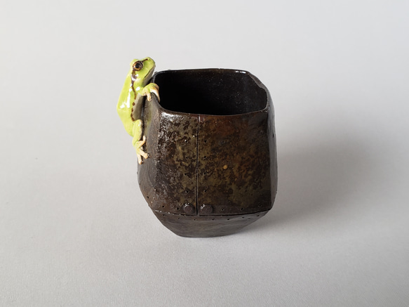 アマガエルと鉄の様なぐい呑み(陶器) 4枚目の画像