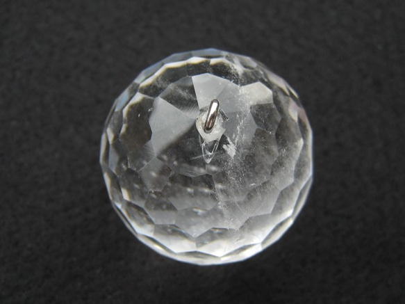 水晶（クリスタルクォーツ） ミラーボールカット ペンダントトップ（サンキャッチャートップ） 30mm 4枚目の画像
