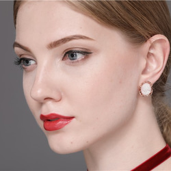 公主肖像天然雕刻白貝粉紅貝銅鍍玫瑰金耳釘耳環(可改耳夾) 第3張的照片
