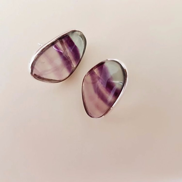 極光系列--天然夢幻紫色綠色彩虹螢石不規則純銀耳釘耳環(可改耳夾) 第3張的照片
