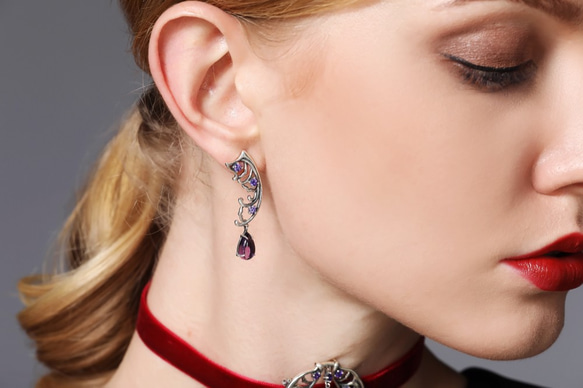 孔雀系列--紫色鋯石純銀耳釘耳環不對稱款(可改耳夾) 第2張的照片