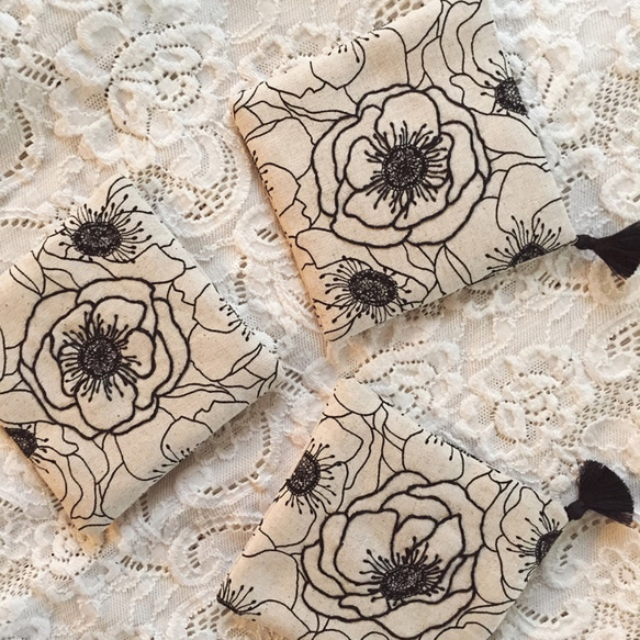 anemone タッセル付き刺繍コースター（ブラック） 2枚目の画像