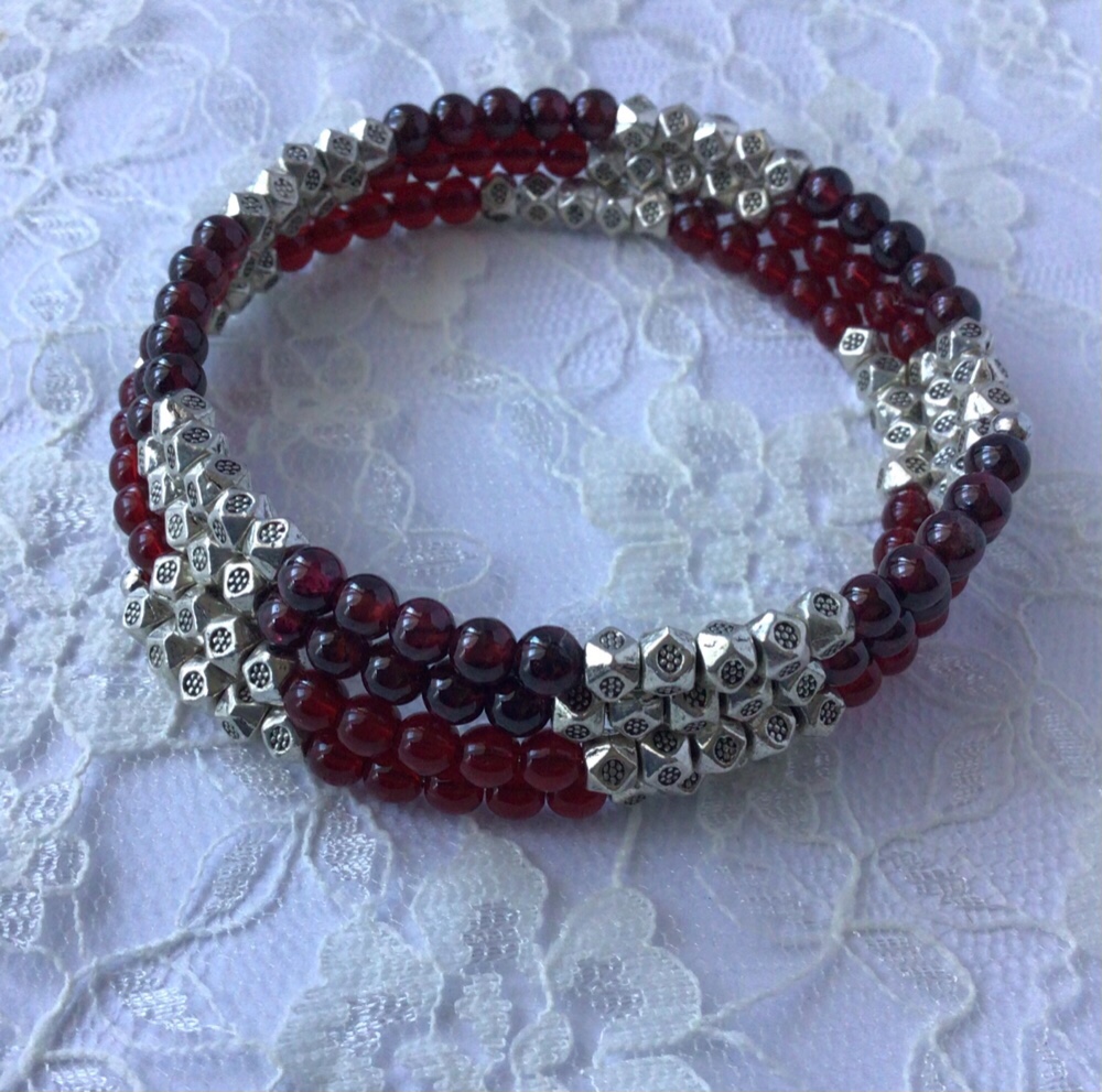 ガーネットとカレンパドｳアの3連ブレスレット