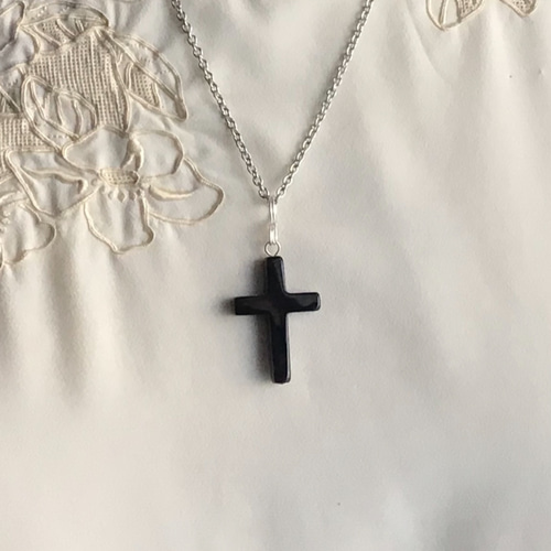 オニキス十字架のネックレス ネックレス・ペンダント みつこ