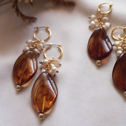 べっ甲ツイストと淡水パールのスウィングピアス/イヤリング 2枚目の画像