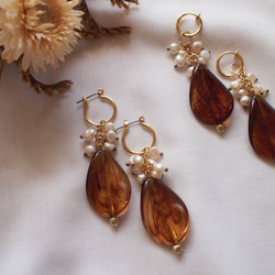 べっ甲ツイストと淡水パールのスウィングピアス/イヤリング 3枚目の画像