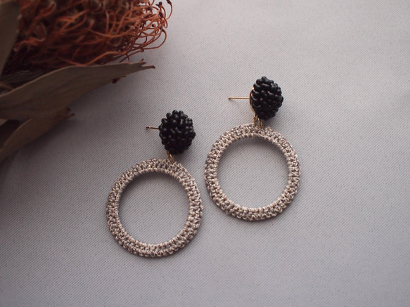 アシンメトリーブラックピアス・イヤリング | peth handmade