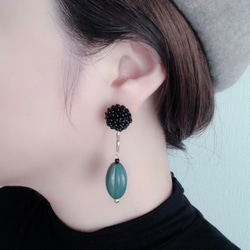 帶捷克珠和復古風格零件的耳環（黑色和綠色） 第2張的照片