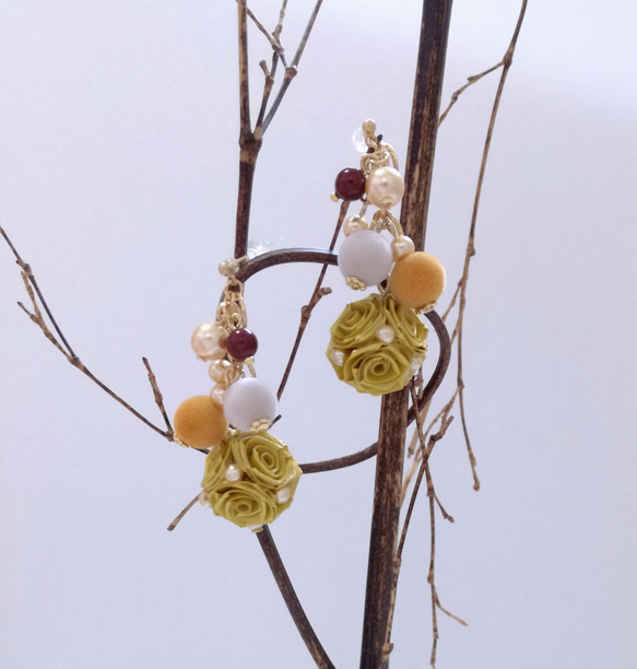 【受注制作】秋の森カラー　木の実のようなピアス(黄)/イヤリング　ロザフィ 1枚目の画像