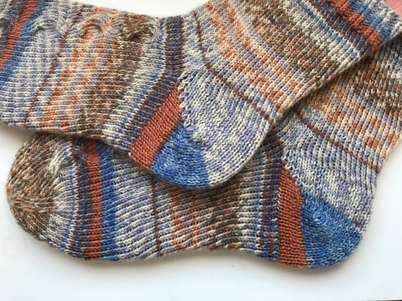 秋色手編みの靴下 3枚目の画像