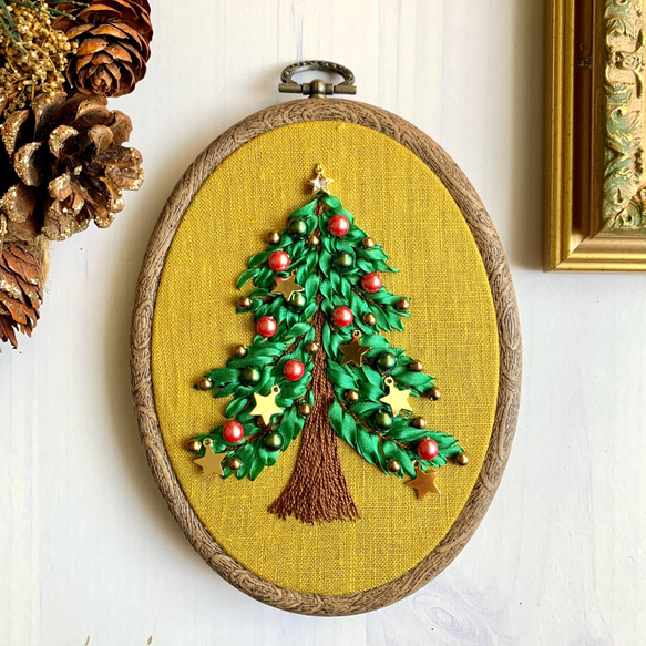 Christmas tree タペストリー2021 リボン刺繍　受注製作 1枚目の画像