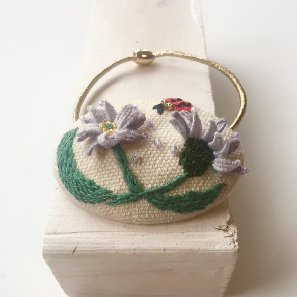 てんとう虫とお花の刺繍ヘアゴム ブローチ 3枚目の画像