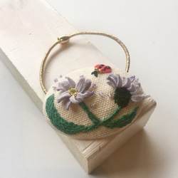 てんとう虫とお花の刺繍ヘアゴム ブローチ 4枚目の画像