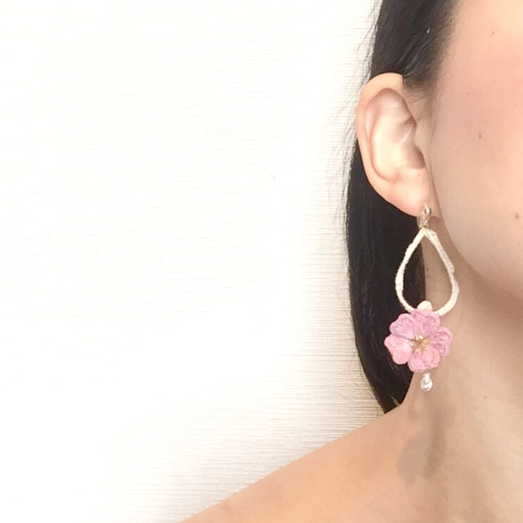 輕柔搖曳的櫻桃粉色刺繡耳環耳環 第5張的照片