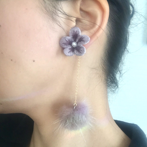 刺繡花和貂皮毛球百合耳環紫色14kgf 第2張的照片