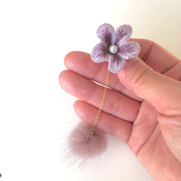 刺繡花和貂皮毛球百合耳環紫色14kgf 第4張的照片