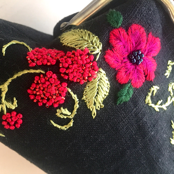 銀蓮花刺繡斜挎包 第6張的照片