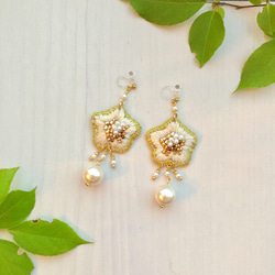 本色珍珠和花朵刺繡耳環 第1張的照片