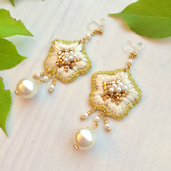 本色珍珠和花朵刺繡耳環 第2張的照片