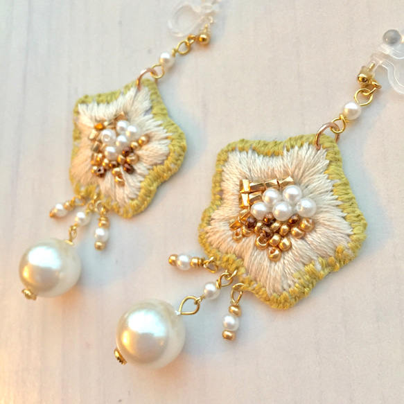 本色珍珠和花朵刺繡耳環 第3張的照片