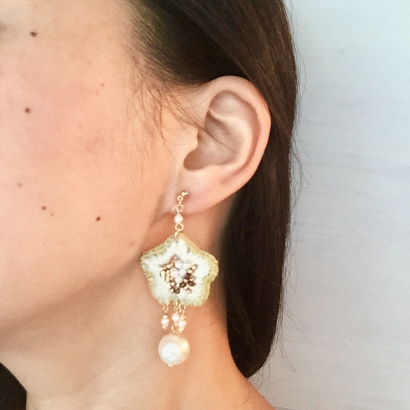 本色珍珠和花朵刺繡耳環 第6張的照片