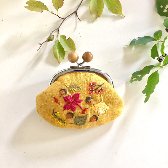 autumn forest   紅葉とどんぐりの刺繍がま口ポーチ 1枚目の画像