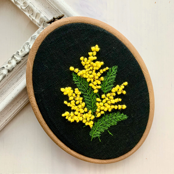 蓬鬆的含羞草大刺繡掛毯 第1張的照片