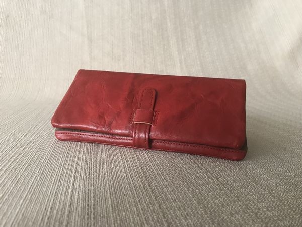 『上品で立体的な本格派の革！ﾌﾗｯﾌﾟﾛﾝｸﾞ財布』＜oeillet（ｳｲｴ）＞red/10024-33