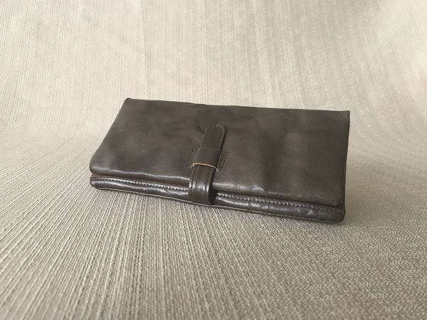 『上品で立体的な本格派の革！ﾌﾗｯﾌﾟﾛﾝｸﾞ財布』＜oeillet（ｳｲｴ）＞khakigray/10024-63