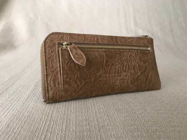 『お花とﾍﾟｲｽﾞﾘｰ柄の型押し♪L型ﾛﾝｸﾞ財布』＜oeillet（ｳｲｴ）＞camel/10071-22