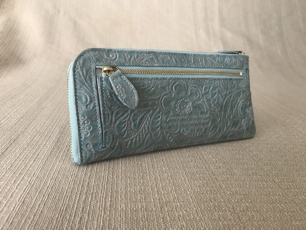 『お花とﾍﾟｲｽﾞﾘｰ柄の型押し♪L型ﾛﾝｸﾞ財布』＜oeillet（ｳｲｴ）＞blue/10071-72