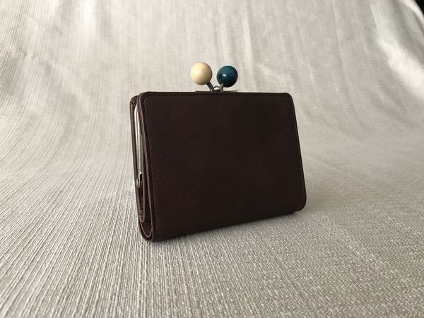 『木の温もり♪木玉の口金ふたつ折り財布』＜oeillet（ｳｲｴ）＞choco/10027-35