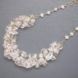 水晶×淡水パールの花冠ネックレス 2枚目の画像