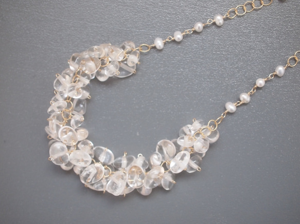 水晶×淡水パールの花冠ネックレス 2枚目の画像
