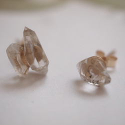 ハーキマーダイヤモンドの金継ぎアシメントリーピアス 3枚目の画像