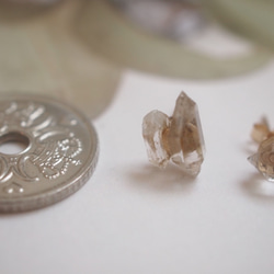 ハーキマーダイヤモンドの金継ぎアシメントリーピアス 10枚目の画像