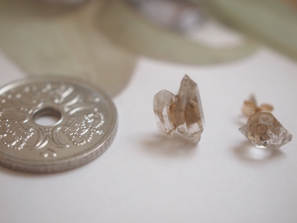 ハーキマーダイヤモンドの金継ぎアシメントリーピアス 10枚目の画像