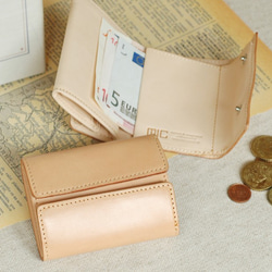 刻印可】エイジングが楽しめる、手のひらサイズのヌメ革三つ折り財布