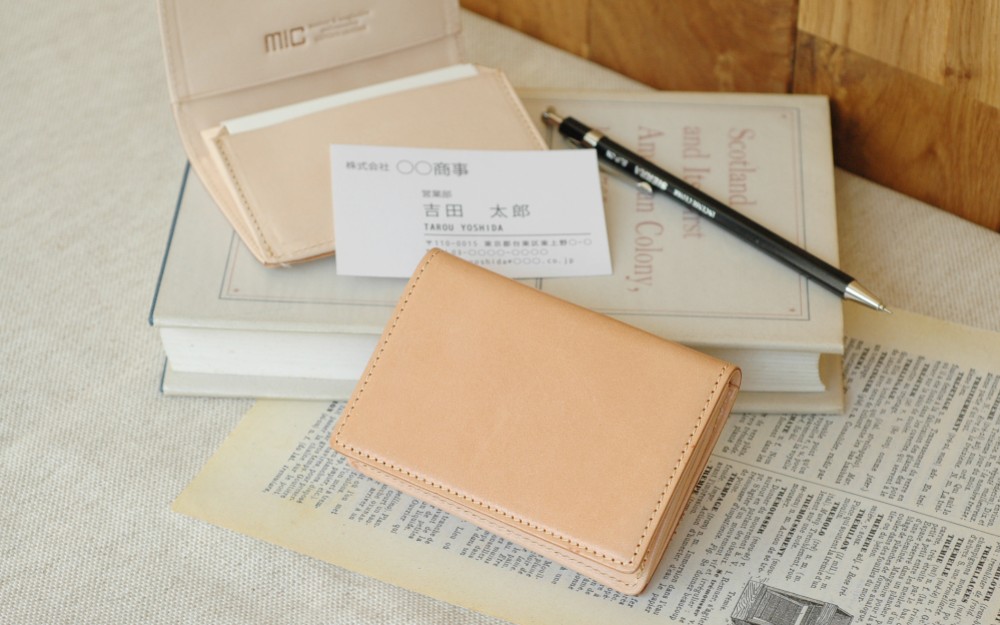 【刻印可】  エイジングが楽しめる、ヌメ革の名刺入れ　 ベージュ(40) MH1513