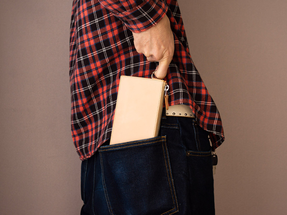 【3日以内発送】お尻ポケットから出し入れしやすい　ヌメ革ヒップポケット長財布　ベージュ MH1525