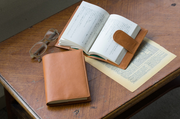 刻印可】 文庫本サイズのしおり付き牛革ブックカバー キャメル