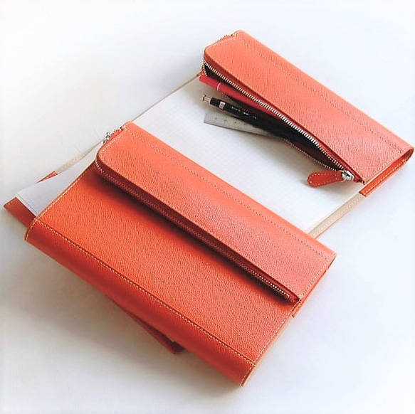 【刻印可】筆記用具も一緒に持ち歩ける　A５サイズ対応ノートカバー　エンボス　MH1275 1枚目の画像