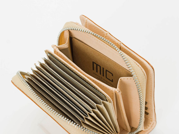 【刻印可】使い込むほどに飴色に変化するヌメ革の大容量二つ折り財布！　ミニマルチウォレット　　ベージュ　MH1393 3枚目の画像