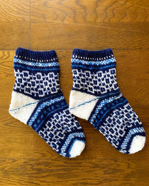 ❄︎2020秋冬新作❄︎ 四角模様の手編み靴下 3枚目の画像